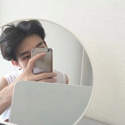 真人帅气对镜自拍男生头像图片