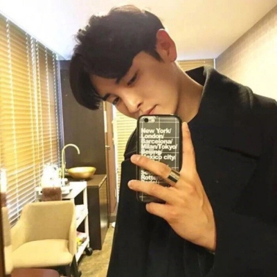 真人帅气对镜自拍男生头像图片