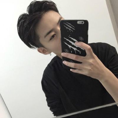 乖乖的又很酷的男生对镜自拍头像