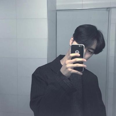乖乖的又很酷的男生对镜自拍头像