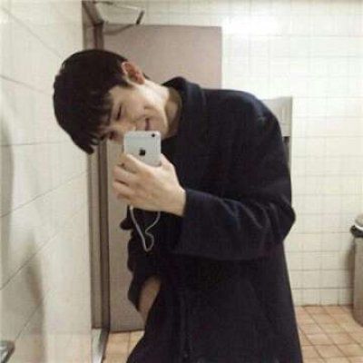 乖乖的又很酷的男生对镜自拍头像