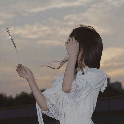唯美有意境的海边背影女生头像