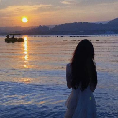 唯美有意境的海边背影女生头像