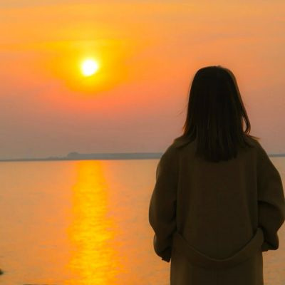 唯美有意境的海边背影女生头像