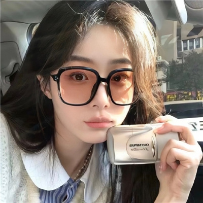 һܴ۵ķΧŮͷ