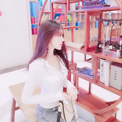 ͸һ˿Ůͷ񣬼ĺҹܸܵ